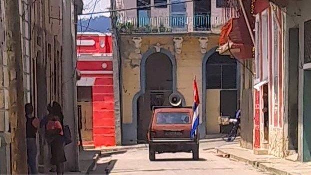 Un auto oficial llamando a la marcha del Primero de Mayo, en Santiago de Cuba.